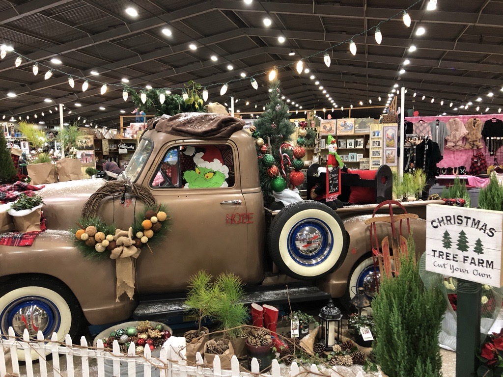 FESTIVE CENTER AISLE DISPLAY