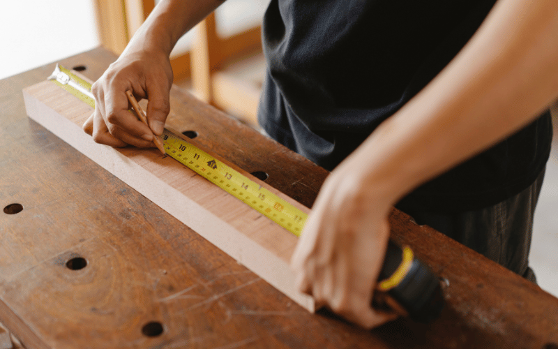 man using a tape measurer 