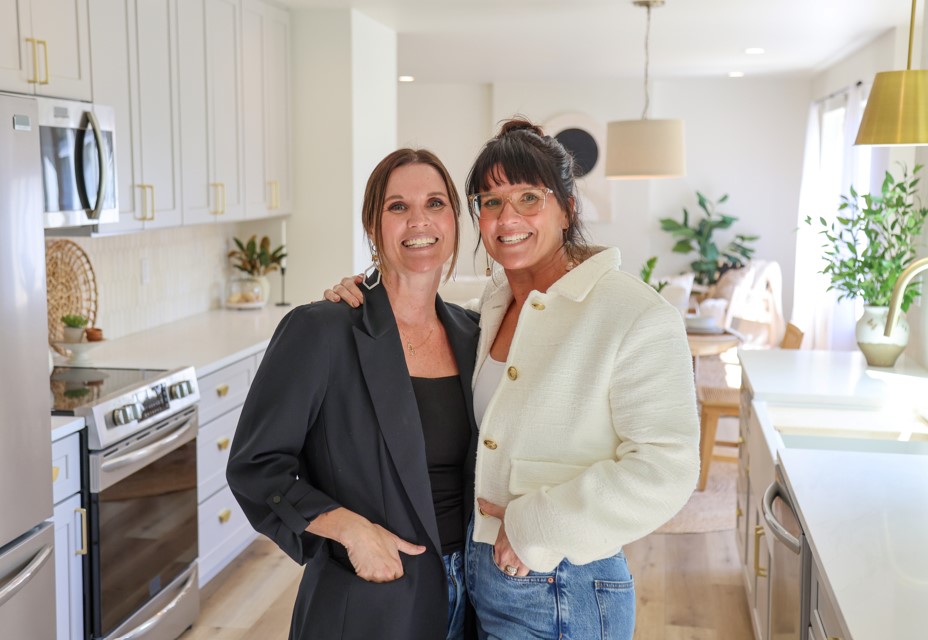 LESLIE AND LYNDSAY OF HGTV'S UNSELLABLE HOUSES LESLIE AND LYNDSAY OF HGTV'S UNSELLABLE HOUSES