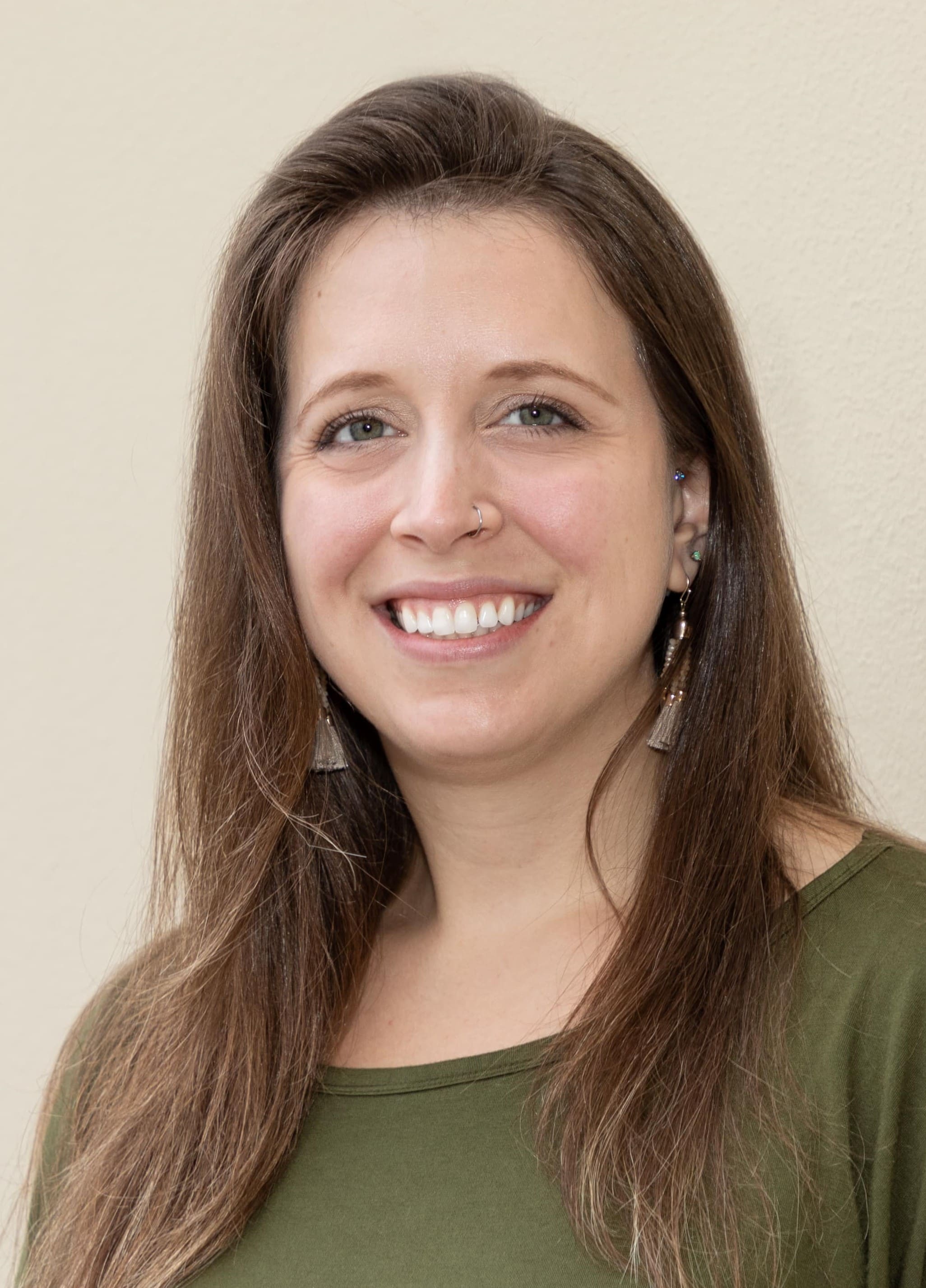 Hannah Lewis Headshot